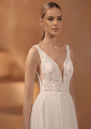 Obrázek ženy se svatebními šaty Porta z nové kolekce značky Bianco Evento