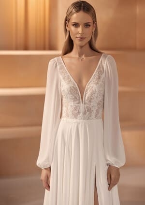 Obrázek ženy se svatebními šaty Ramona z nové kolekce značky Bianco Evento