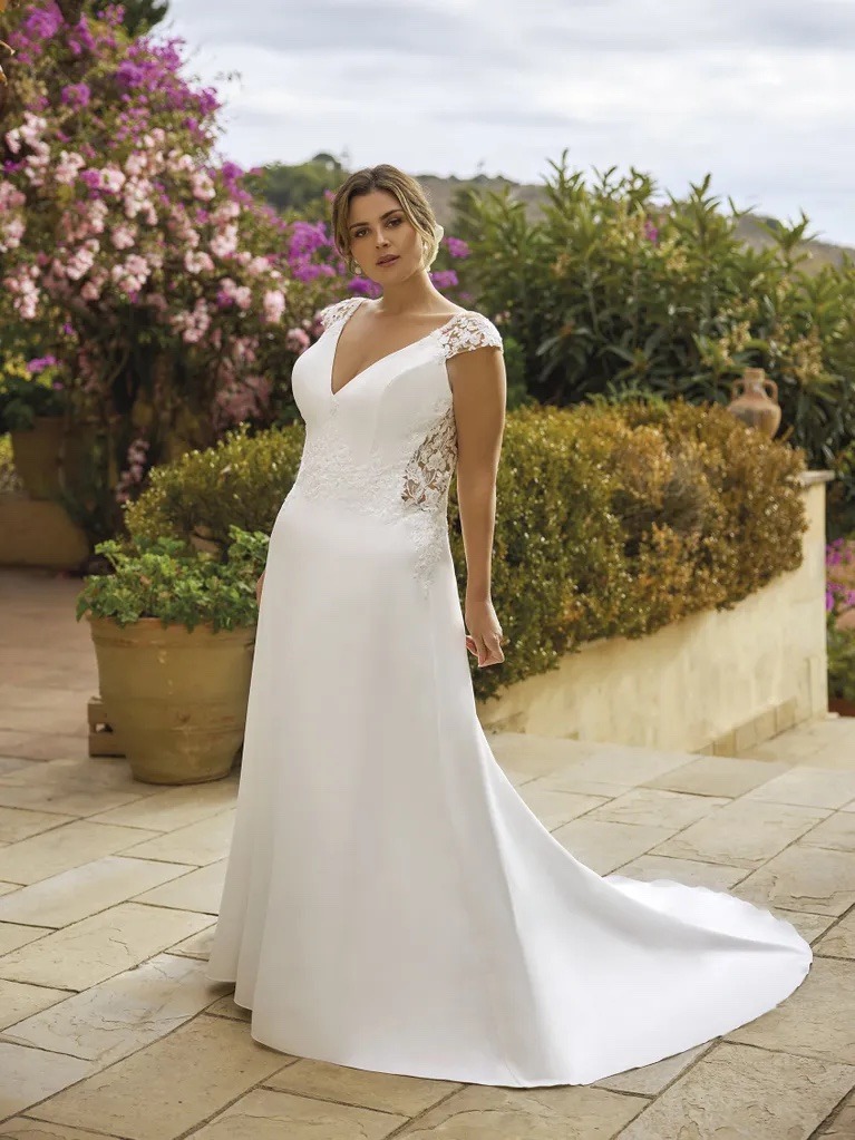Obrázek ženy se svatebními šaty Hartman z nové kolekce White One 2024 od značky Pronovias Group