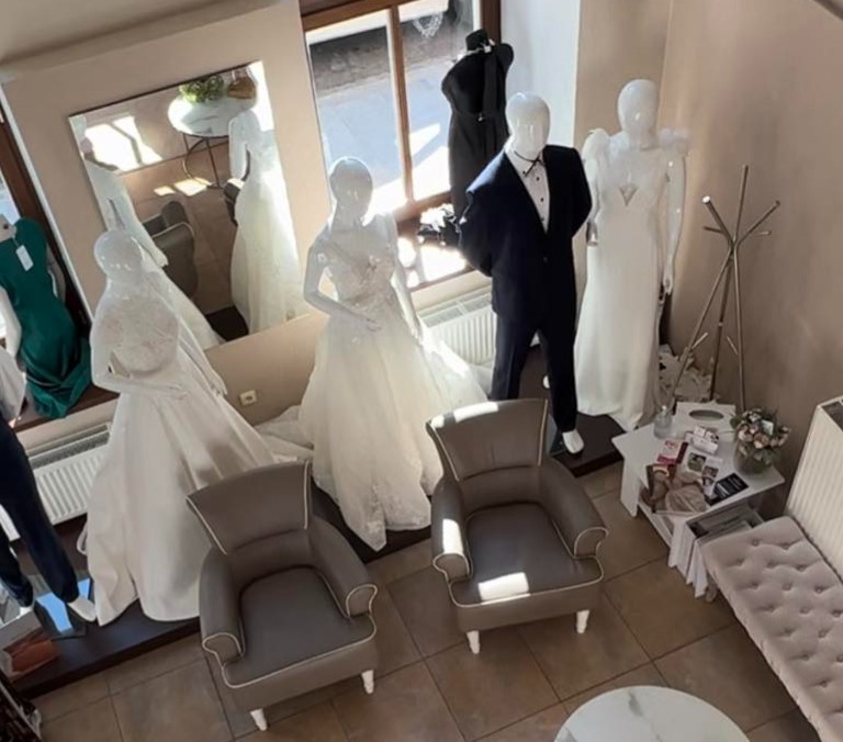 K zapůjčení svatebních šatů nabízíme oblek zdarma