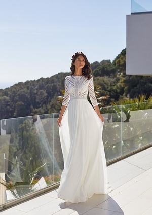Obrázek ženy se svatebními šaty Bea od značky Pronovias