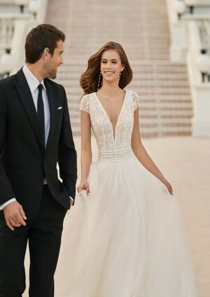Obrázek ženy se svatebními šaty Denise od značky Aire Barcelona