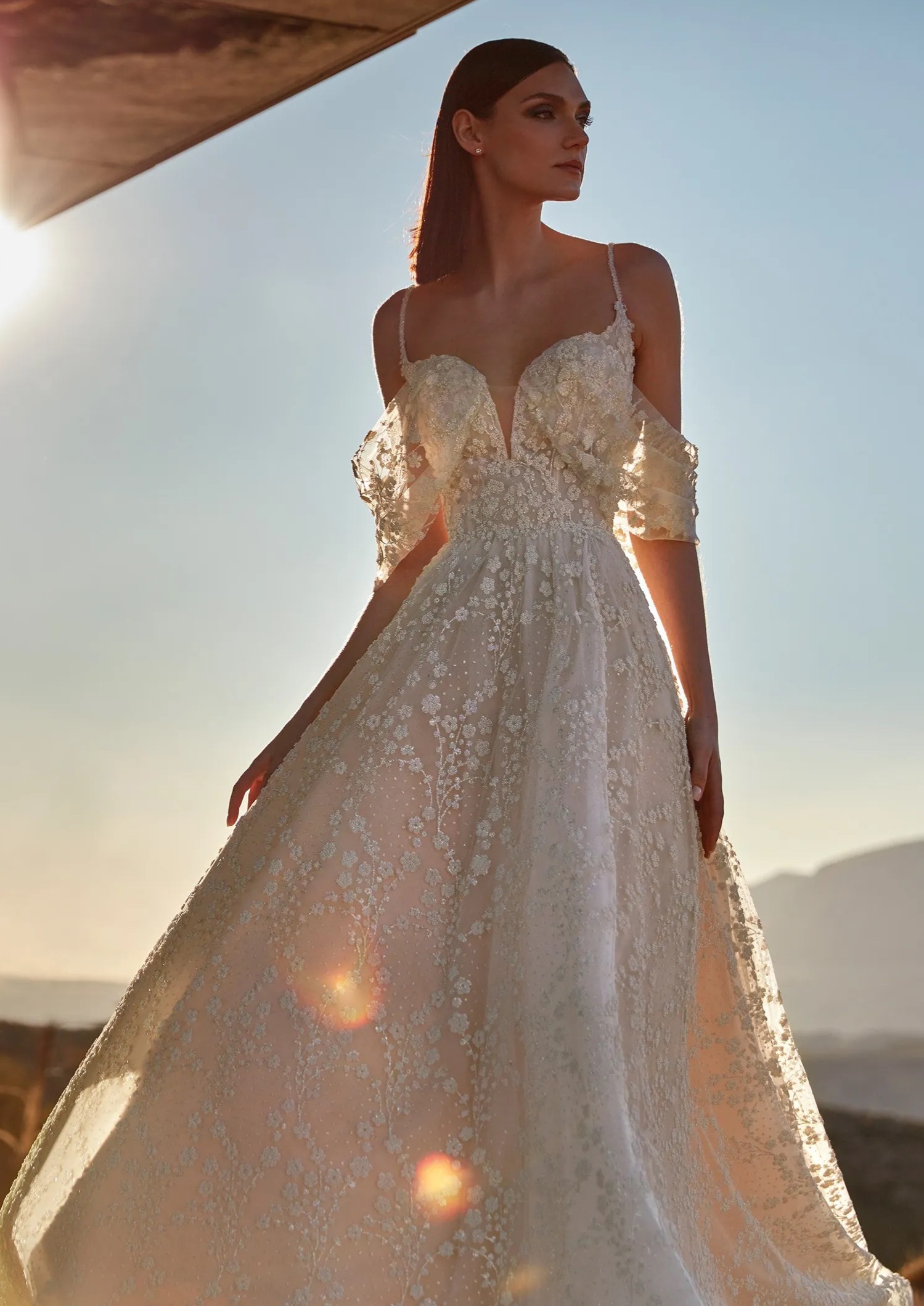 Obrázek ženy se svatebními šaty Bayon od značky Pronovias