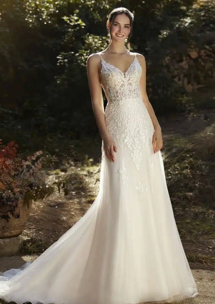 Obrázek ženy se svatebními šaty Tinsel z nové kolekce White One 2024 od značky Pronovias Group