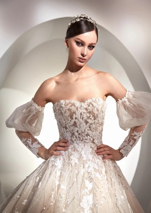 Obrázek ženy se svatebními šaty arcadia od značky Nicole Milano