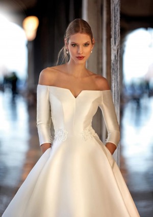 Obrázek ženy se svatebními šaty Bresson od značky Nicole Milano