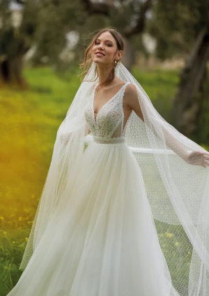Obrázek ženy se svatebními šaty Dama od značky Nicole Aurora