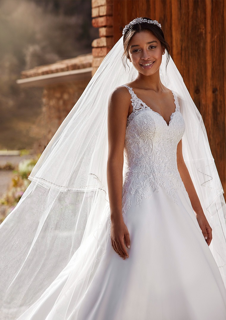 Obrázek ženy se svatebními šaty Dazzling z kolekce White One značky pronovias group