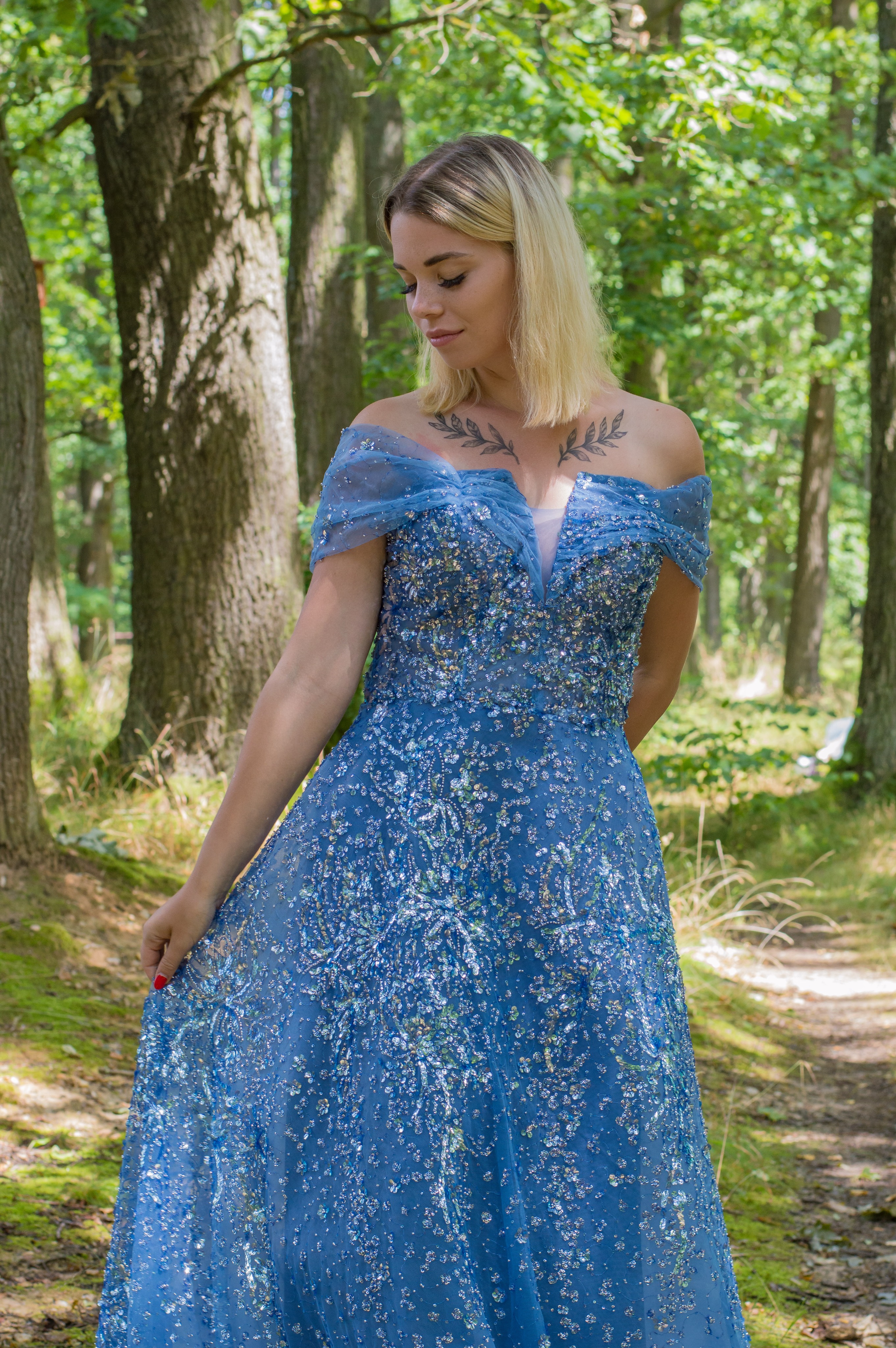 Obrázek ženy se světle modrými společenskými šaty