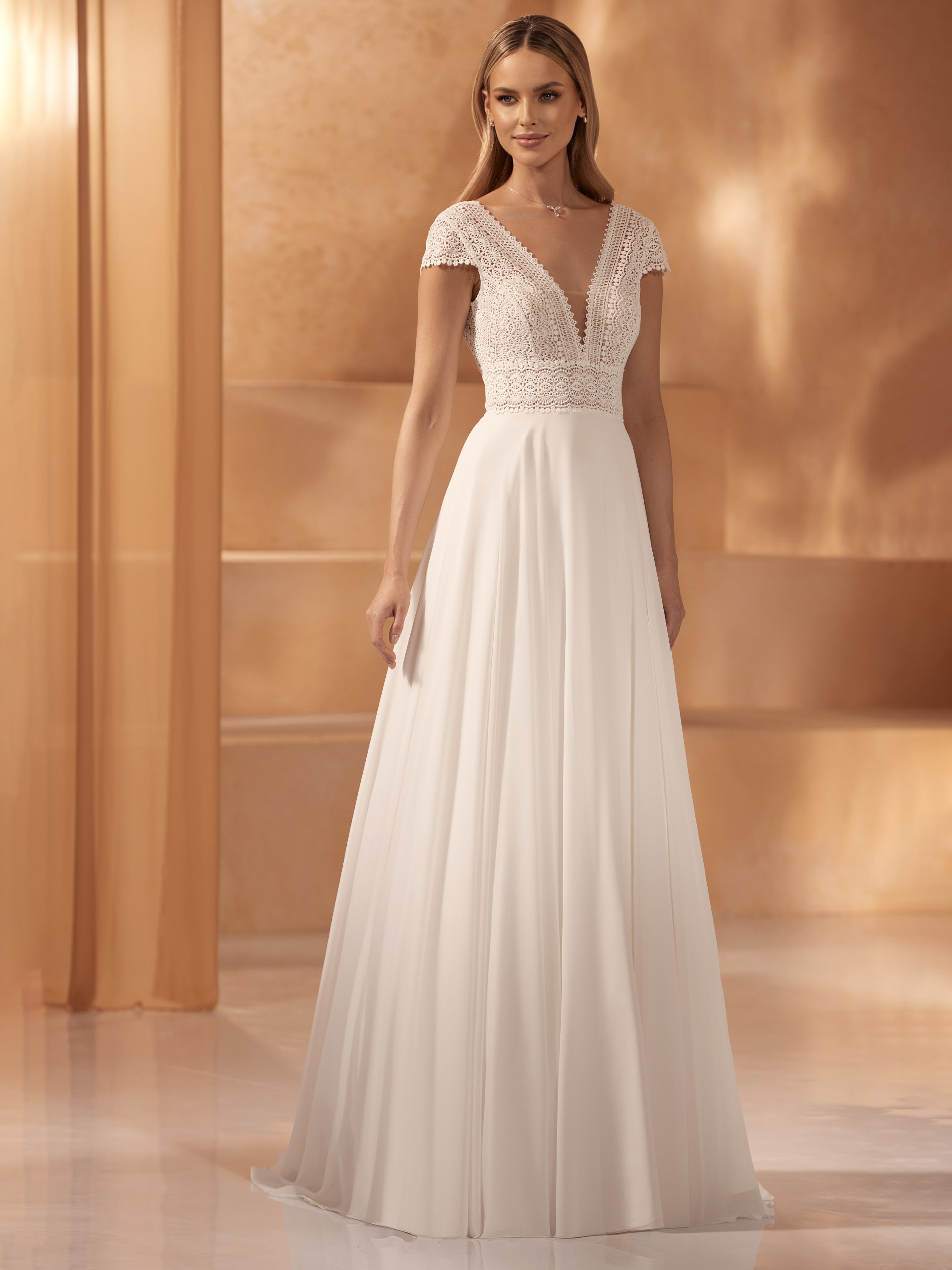 Obrázek ženy se svatebními šaty Norma z nové kolekce Bianco Evento 2024