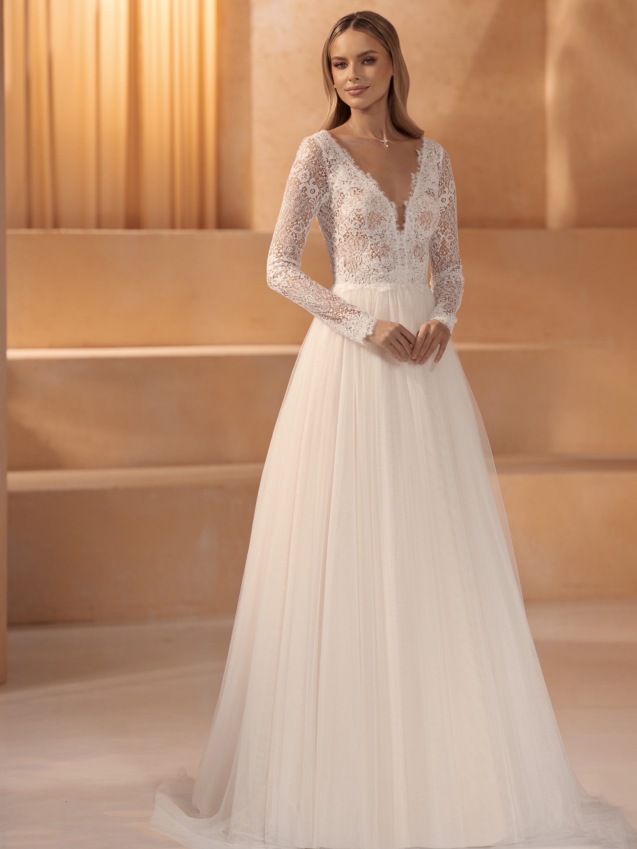Obrázek ženy se svatebními šaty Savana z nové kolekce Bianco Evento 2024