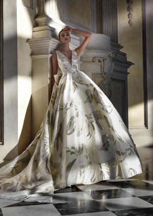 Obrázek ženy se svatebními šaty Lenkois od značky Pronovias