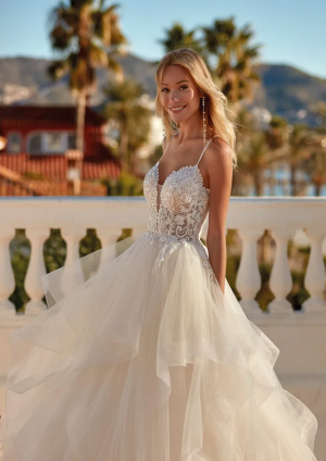 Obrázek ženy se svatebními šaty Bayon od značky Pronovias