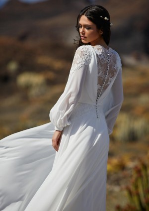 Obrázek ženy se svatebními šaty Chiloe od značky Pronovias