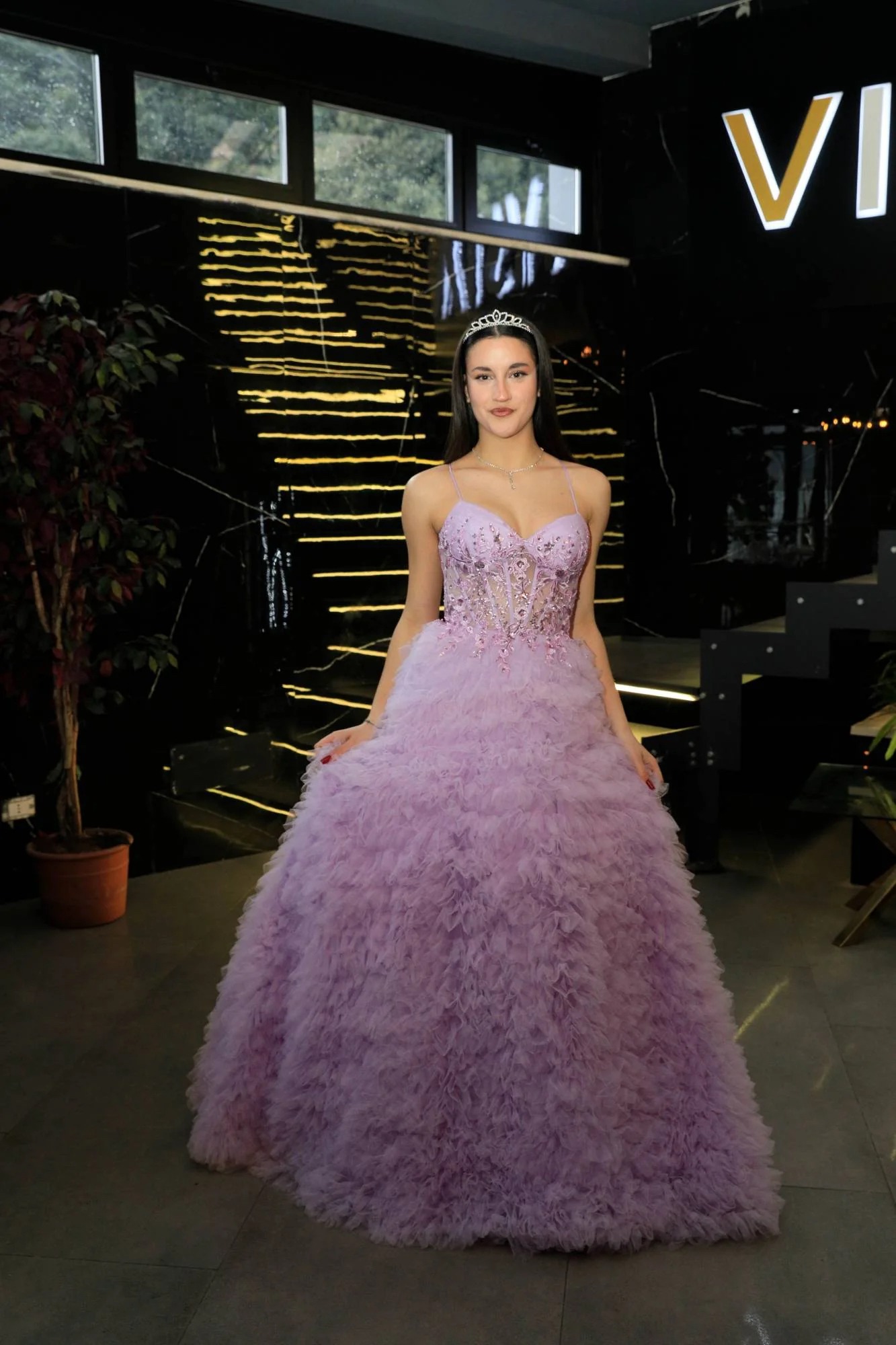 Obrázek ženy se svatebními šaty Suzi z nové kolekce White One 2024 od značky Pronovias Group